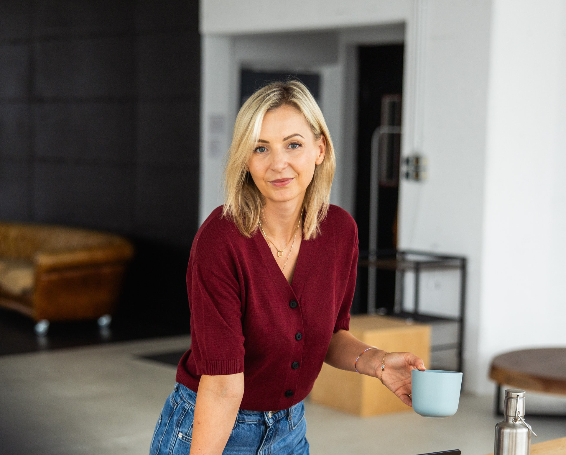 Juliane Schreiber mit einer Tasse Kaffee