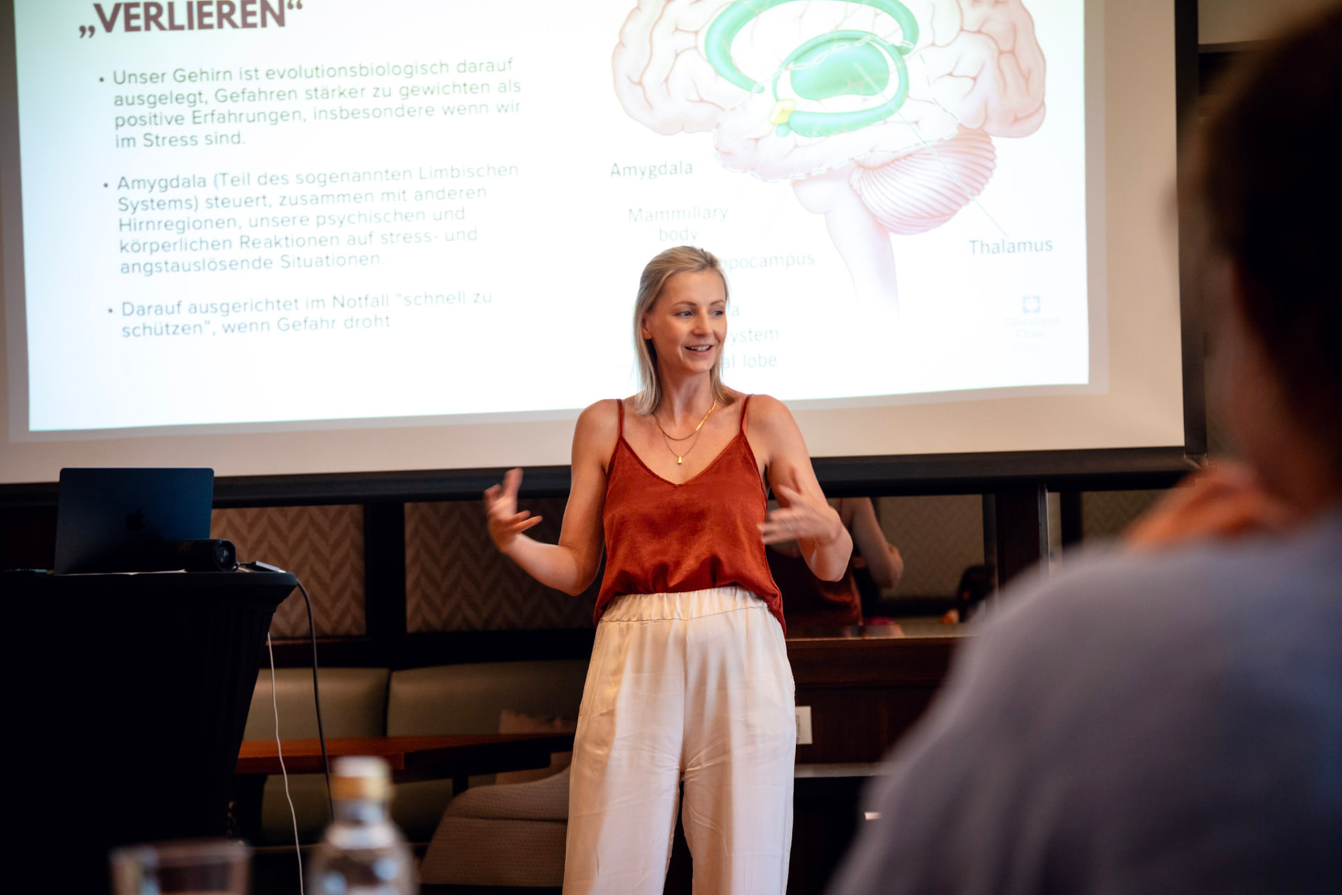 Juliane Schreiber erklärt im Workshop, wie Stress im Gehirn wirkt