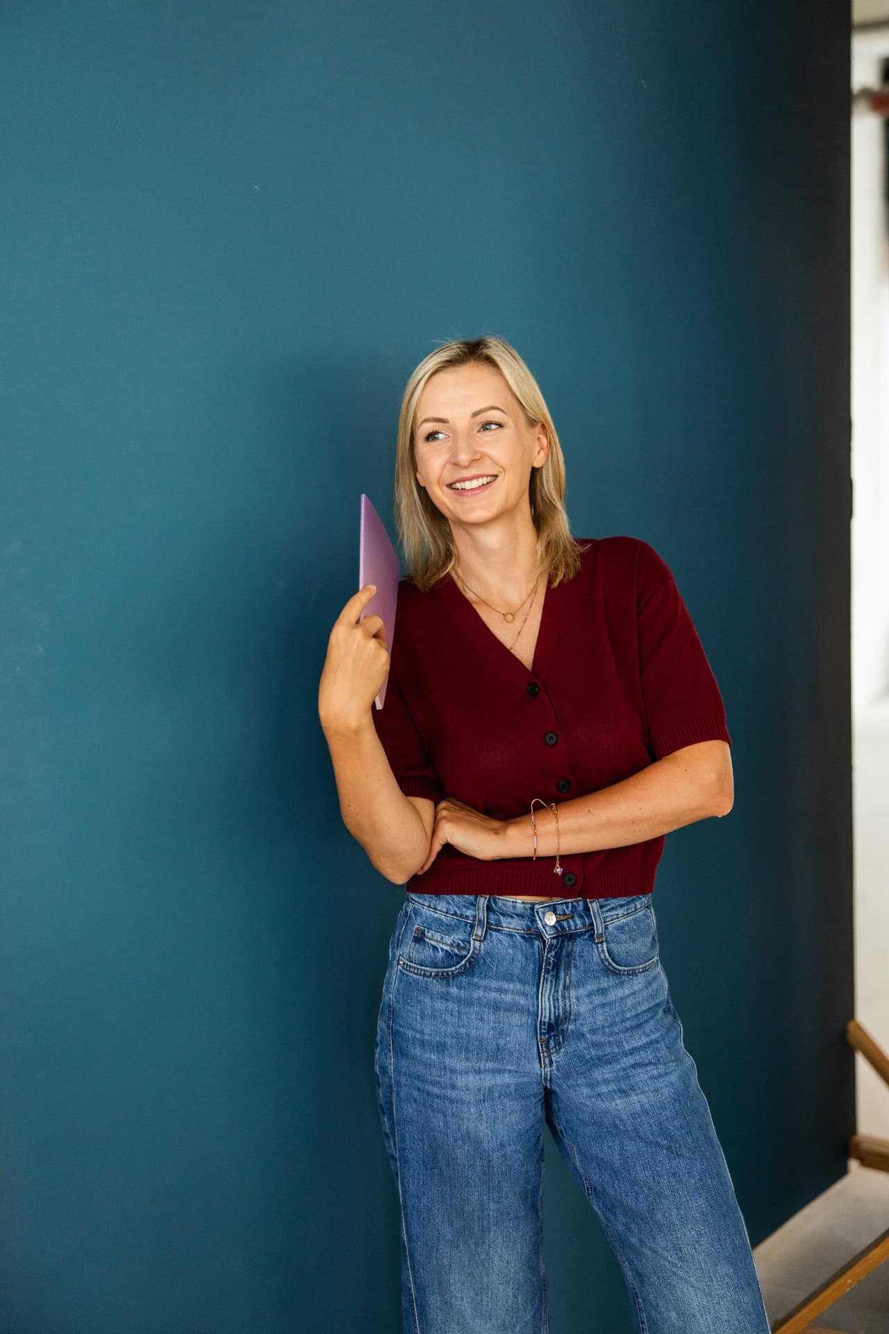 Juliane Schreiber lächelt mit Notizbuch in der Hand