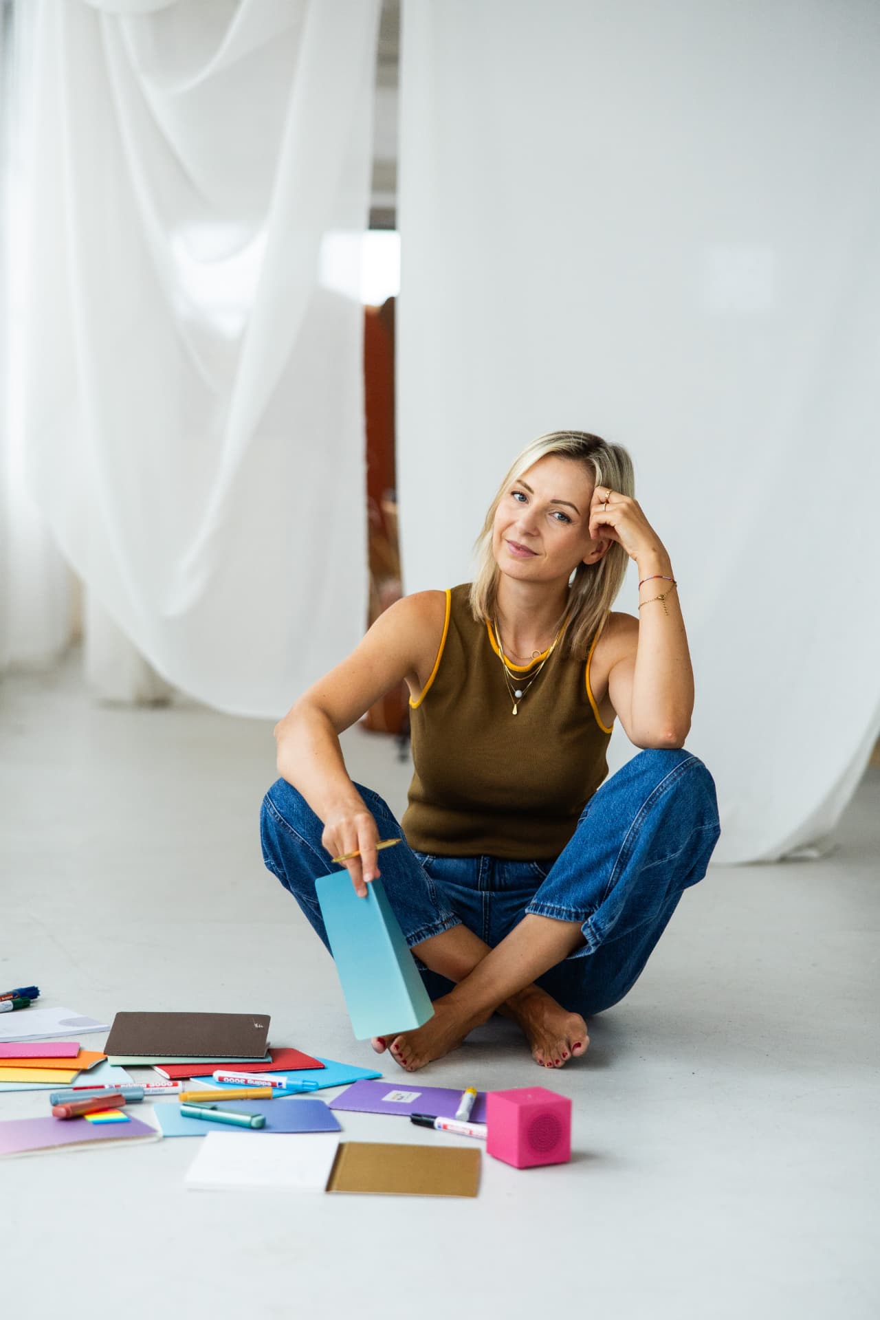 Juliane Schreiber sitzt entspannt im Studio